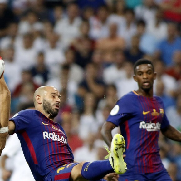 Javier Mascherano et Karim Benzema. Finale de la Supercoupe d'Espagne "Real Madrid - FC Barcelone" au stade Santiago Bernabeu à Madrid, le 16 août 2017. Le Real Madrid s'est imposé 2 à 0.