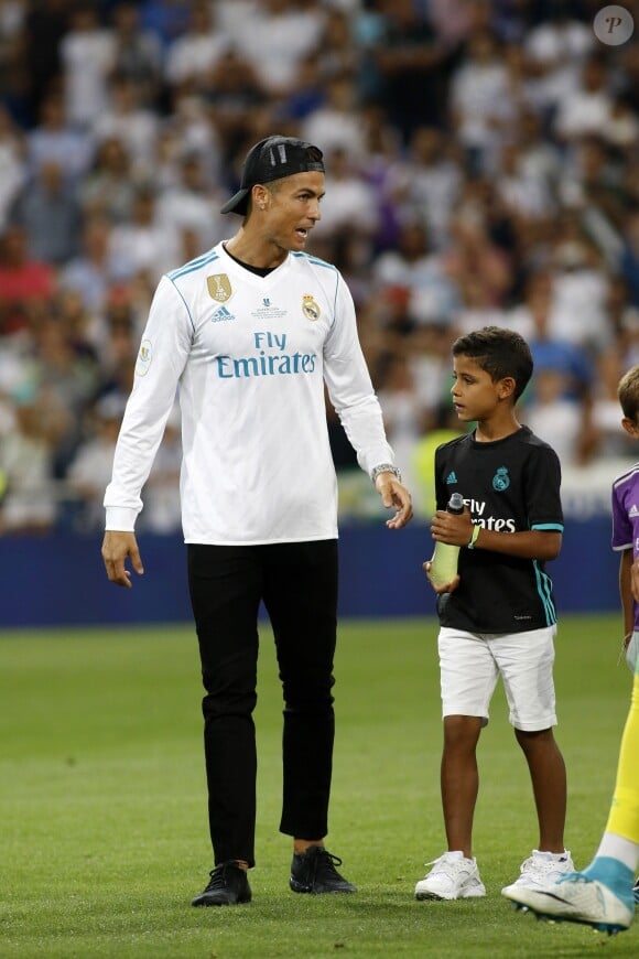 Cristiano Ronaldo et son fils Cristiano Jr. Finale de la Supercoupe d'Espagne "Real Madrid - FC Barcelone" au stade Santiago Bernabeu à Madrid, le 16 août 2017. Le Real Madrid s'est imposé 2 à 0.