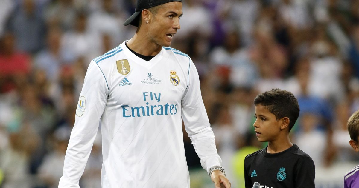 Cristiano Ronaldo et son fils Cristiano Jr. Finale de la Supercoupe d'Espagne Real Madrid - FC ...