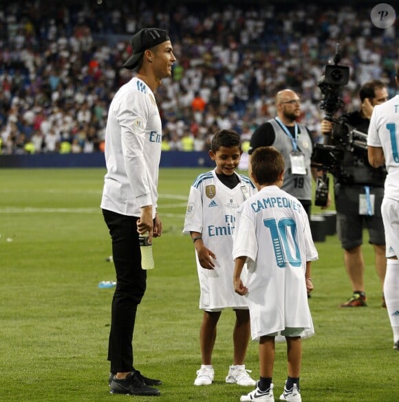 Cristiano Ronaldo et son fils Cristiano Jr. Finale de la Supercoupe d'Espagne "Real Madrid - FC Barcelone" au stade Santiago Bernabeu à Madrid, le 16 août 2017. Le Real Madrid s'est imposé 2 à 0.