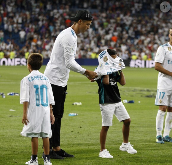 Cristiano Ronaldo et son fils Cristiano Jr. Finale de la Supercoupe d'Espagne "Real Madrid - FC Barcelone" au stade Santiago Bernabeu à Madrid, le 16 août 2017. Le Real Madrid s'est imposé 2 à 0.