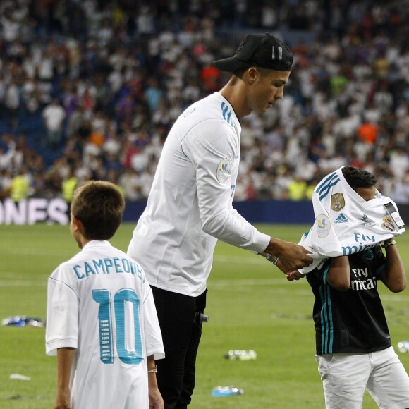 Cristiano Ronaldo et son fils Cristiano Jr. Finale de la Supercoupe d'Espagne "Real Madrid - FC Barcelone" au stade Santiago Bernabeu à Madrid, le 16 août 2017. Le Real Madrid s'est imposé 2 à 0.