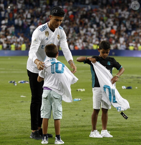 Cristiano Ronaldo et son fils Cristiano Jr. Finale de la Supercoupe d'Espagne "Real Madrid - FC Barcelone" au stade Santiago Bernabeu à Madrid, le 16 août 2017. Le Real Madrid s'est imposé 2 à 0.