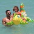 Radamel Falcao García passe une belle journée ensoleillée avec sa femme Lorelei Taro enceinte et ses deux filles Dominique et Desirée sur une plage à Miami, le 30 juin 2017.