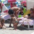 Radamel Falcao García passe une belle journée ensoleillée avec sa femme Lorelei Taro enceinte et ses deux filles Dominique et Desirée sur une plage à Miami, le 30 juin 2017.