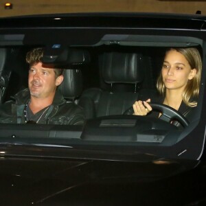 Robin Thicke assis à côté de sa compagne April Love Geary à la sortie d'un dîner au Nobu à Malibu, le 3 août 2017.