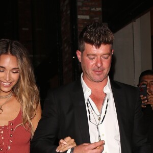 Robin Thicke et sa compagne April Love Geary sortent du restaurant TAO à Hollywood, le 20 juin 2017.