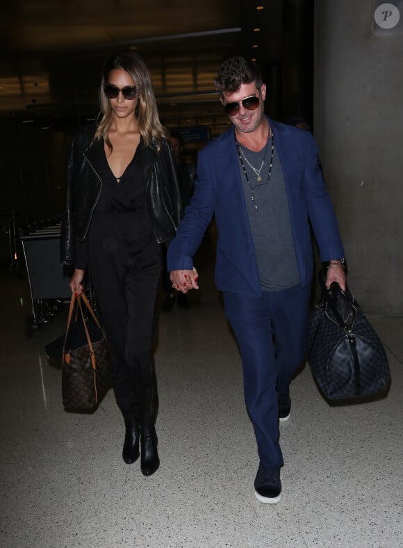 Robin Thicke et sa compagne April Love Geary arrivent à l'aéroport de Los Angeles (LAX), le 8 juin 2017. © CPA/Bestimage