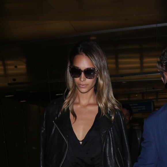 Robin Thicke et sa compagne April Love Geary arrivent à l'aéroport de Los Angeles (LAX), le 8 juin 2017. © CPA/Bestimage