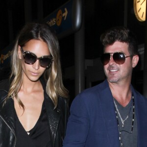 Robin Thicke et sa compagne April Love Geary arrivent à l'aéroport de Los Angeles (LAX), le 8 juin 2017. © CPA/Bestimage
