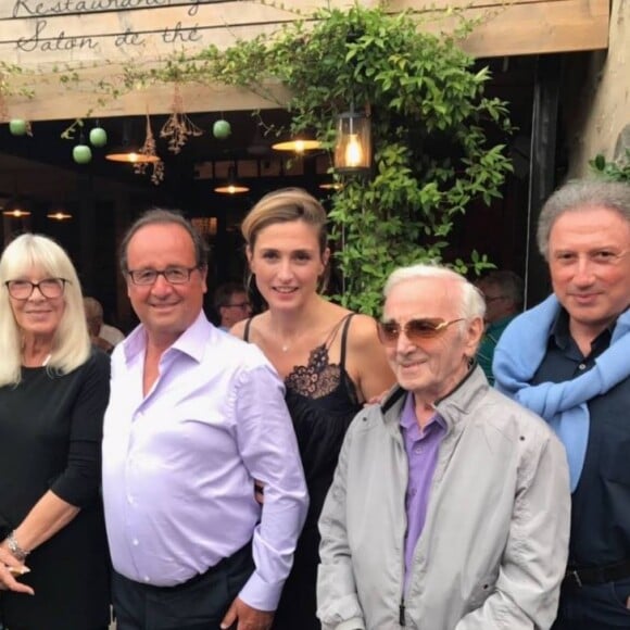 Julie Gayet et François Hollande ont dîné avec Michel Drucker, son épouse Dany Saval et Charles Aznavour dans le village d'Eygalières le 17 août 2017.