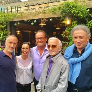 Julie Gayet et François Hollande ont dîné avec Michel Drucker, son épouse Dany Saval et Charles Aznavour dans le village d'Eygalières le 17 août 2017.