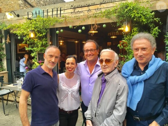 Julie Gayet et François Hollande ont dîné avec Michel Drucker, son épouse Dany Saval et Charles Aznavour dans le village d'Eygalières le 17 août 2017.