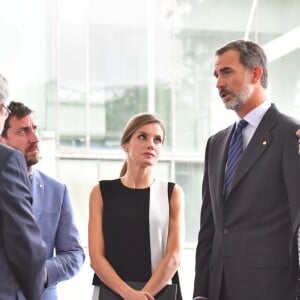 Le roi Felipe VI et la reine Letizia d'Espagne se sont rendus le 19 août 2017 au chevet des blessés de l'attentat du 17 août à Barcelone, comme ici à l'hôpital Del Mar, s'entretenant aussi avec la direction et le personnel pour s'informer sur la prise en charge de ces patients.