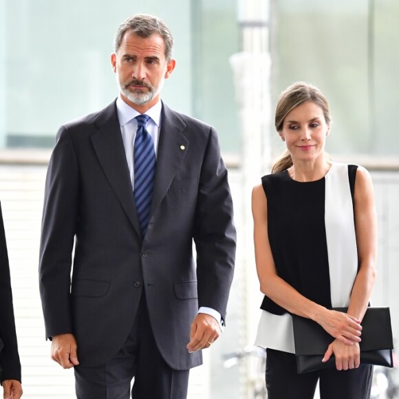 Le roi Felipe VI et la reine Letizia d'Espagne se sont rendus le 19 août 2017 au chevet des blessés de l'attentat du 17 août à Barcelone, comme ici à l'hôpital Del Mar, s'entretenant aussi avec la direction et le personnel pour s'informer sur la prise en charge de ces patients.