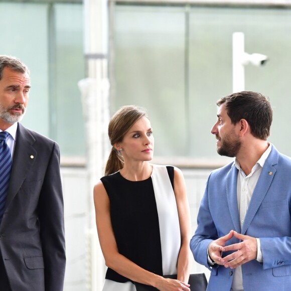 Le roi Felipe VI et la reine Letizia d'Espagne se sont rendus le 19 août 2017 au chevet des blessés de l'attentat du 17 août à Barcelone, comme ici à l'hôpital Del Mar, s'entretenant aussi avec la direction et le personnel pour s'informer sur la prise en charge de ces patients.