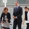 Le roi Felipe VI et la reine Letizia d'Espagne se sont déplacés le 19 août 2017 au chevet des blessés de l'attentat du 17 août à Barcelone, comme ici à l'hôpital Del Mar, s'entretenant aussi avec la direction et le personnel pour s'informer sur la prise en charge de ces patients.
