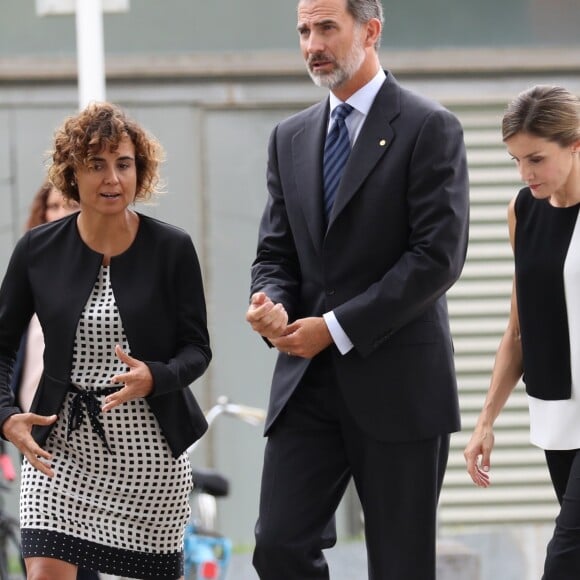 Le roi Felipe VI et la reine Letizia d'Espagne se sont déplacés le 19 août 2017 au chevet des blessés de l'attentat du 17 août à Barcelone, comme ici à l'hôpital Del Mar, s'entretenant aussi avec la direction et le personnel pour s'informer sur la prise en charge de ces patients.