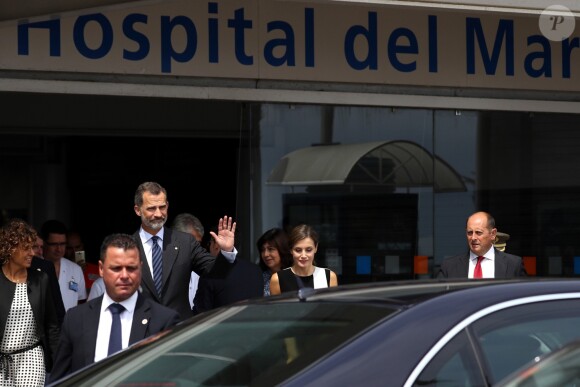 Le roi Felipe VI et la reine Letizia d'Espagne se sont déplacés le 19 août 2017 au chevet des blessés de l'attentat du 17 août à Barcelone, comme ici à l'hôpital Del Mar, s'entretenant aussi avec la direction et le personnel pour s'informer sur la prise en charge de ces patients.