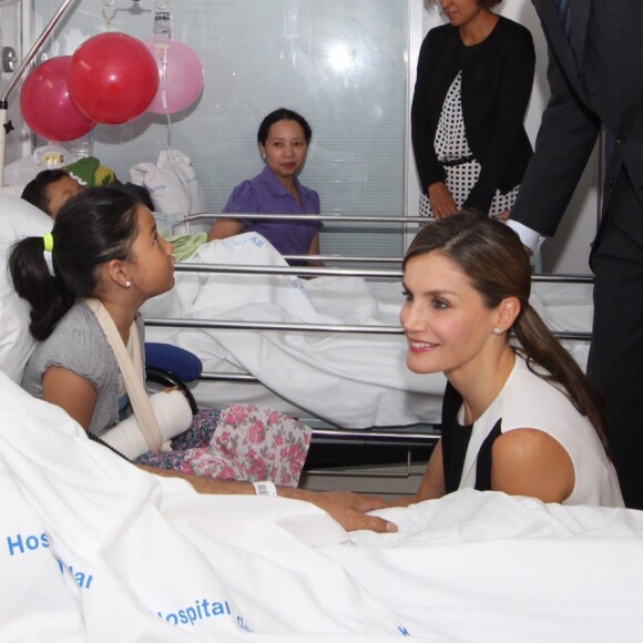 Le roi Felipe VI et la reine Letizia d'Espagne ont apporté le 19 août 2017 leur soutien aux blessés de l'attentat du 17 août à Barcelone à l'hôpital Del Mar, s'entretenant aussi avec la direction et le personnel pour s'informer sur la prise en charge de ces patients.