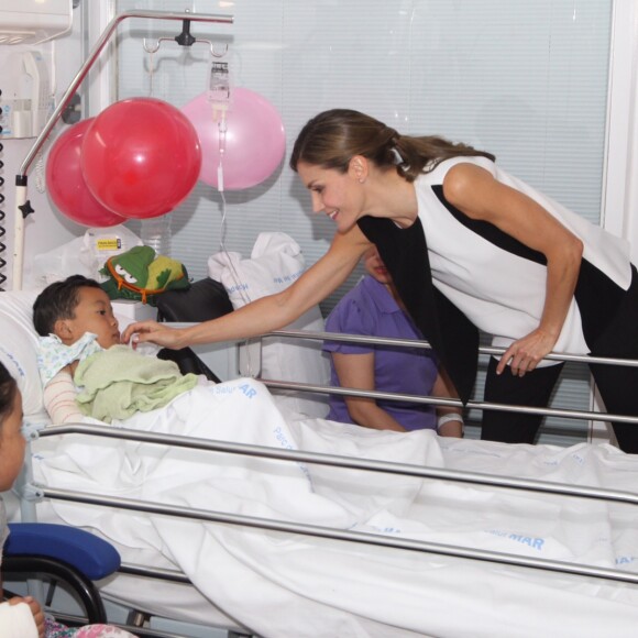 Le roi Felipe VI et la reine Letizia d'Espagne ont apporté le 19 août 2017 leur soutien aux blessés de l'attentat du 17 août à Barcelone à l'hôpital Del Mar, s'entretenant aussi avec la direction et le personnel pour s'informer sur la prise en charge de ces patients.