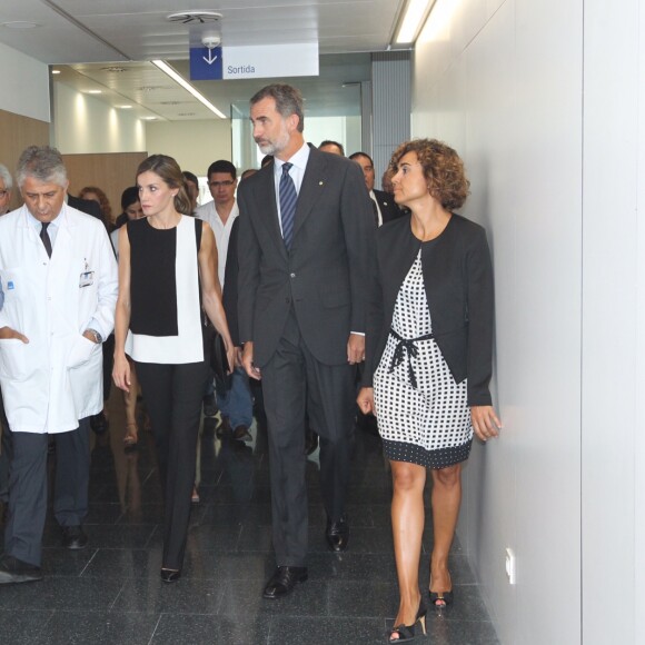 Le roi Felipe VI et la reine Letizia d'Espagne ont apporté le 19 août 2017 leur soutien aux blessés de l'attentat du 17 août à Barcelone à l'hôpital Del Mar, s'entretenant aussi avec la direction et le personnel pour s'informer sur la prise en charge de ces patients.