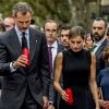 Le roi Felipe VI et la reine Letizia d'Espagne vont se recueillir sur La Rambla après l'attaque terroriste du 17 août 2017, déposant une gerbe de fleurs au soir du 19 août.