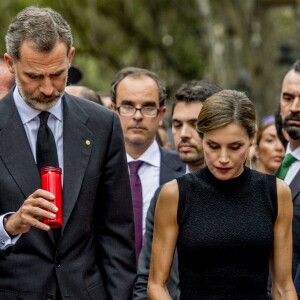 Le roi Felipe VI et la reine Letizia d'Espagne vont se recueillir sur La Rambla après l'attaque terroriste du 17 août 2017, déposant une gerbe de fleurs au soir du 19 août.