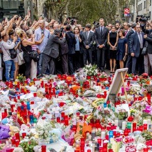 Le roi Felipe VI et la reine Letizia d'Espagne vont se recueillir sur La Rambla après l'attaque terroriste du 17 août 2017, déposant une gerbe de fleurs au soir du 19 août.