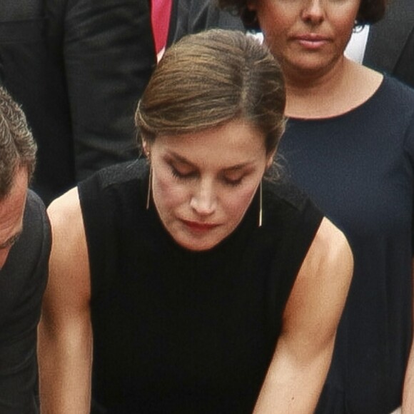 Le roi Felipe VI et la reine Letizia d'Espagne vont se recueillir sur La Rambla après l'attaque terroriste du 17 août 2017, déposant une gerbe de fleurs au soir du 19 août.