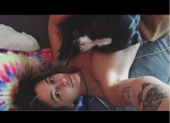 Paris Jackson topless avec son chien sur Instagram le 19 août 2017.