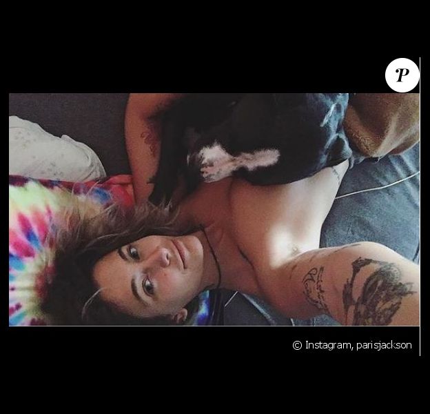 Paris Jackson topless avec son chien sur Instagram le 19 août 2017.