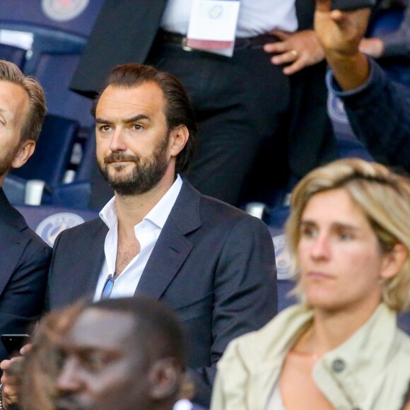 Le chef Cyril Lignac dans les tribunes lors du match de Ligue 1, Paris Saint-Germain (PSG) vs Toulouse FC (TFC) au Parc des Princes à Paris, France, le 20 août 2017. Le PSG a gagné 6-2.