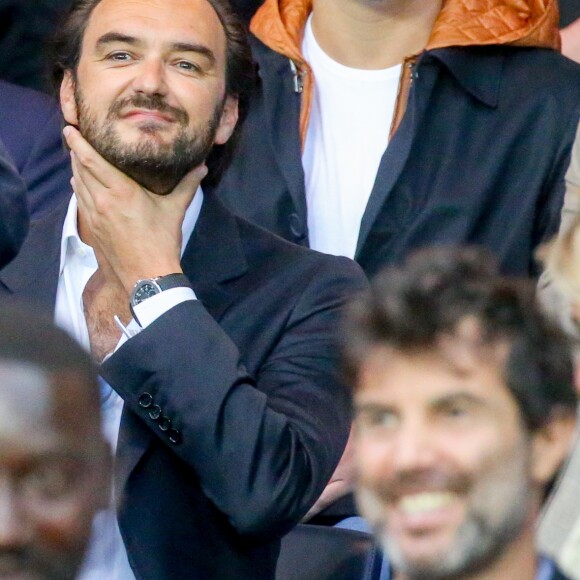 Le chef Cyril Lignac dans les tribunes lors du match de Ligue 1, Paris Saint-Germain (PSG) vs Toulouse FC (TFC) au Parc des Princes à Paris, France, le 20 août 2017. Le PSG a gagné 6-2.