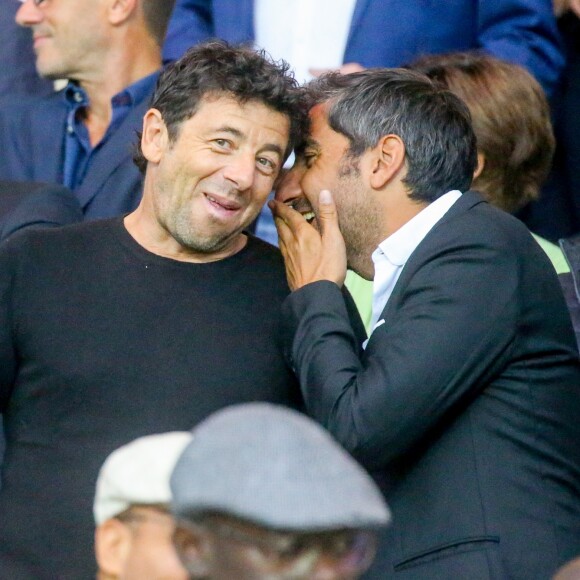 Patrick Bruel et Ary Abittan dans les tribunes lors du match de Ligue 1, Paris Saint-Germain (PSG) vs Toulouse FC (TFC) au Parc des Princes à Paris, France, le 20 août 2017. Le PSG a gagné 6-2.
