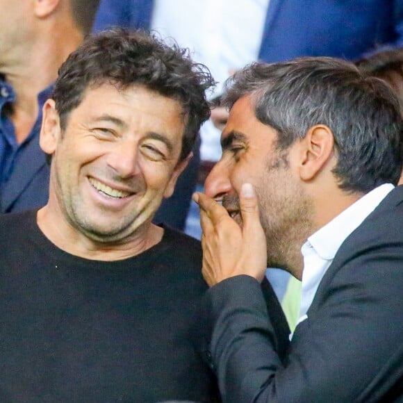 Patrick Bruel et Ary Abittan dans les tribunes lors du match de Ligue 1, Paris Saint-Germain (PSG) vs Toulouse FC (TFC) au Parc des Princes à Paris, France, le 20 août 2017. Le PSG a gagné 6-2.