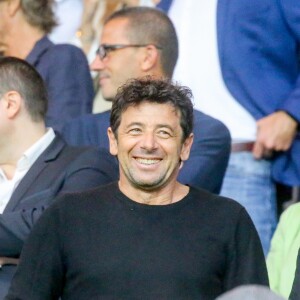 Patrick Bruel et Ary Abittan dans les tribunes lors du match de Ligue 1, Paris Saint-Germain (PSG) vs Toulouse FC (TFC) au Parc des Princes à Paris, France, le 20 août 2017. Le PSG a gagné 6-2.