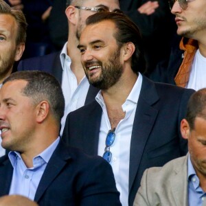 Le chef Cyril Lignac dans les tribunes lors du match de Ligue 1, Paris Saint-Germain (PSG) vs Toulouse FC (TFC) au Parc des Princes à Paris, France, le 20 août 2017. Le PSG a gagné 6-2.