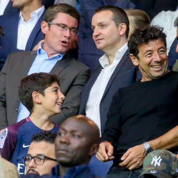 Patrick Bruel et Ary Abittan dans les tribunes lors du match de Ligue 1, Paris Saint-Germain (PSG) vs Toulouse FC (TFC) au Parc des Princes à Paris, France, le 20 août 2017. Le PSG a gagné 6-2.