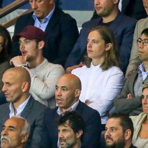 Louis Sarkozy, sa compagne Natali Husic et Pierre Sarkozy dans les tribunes lors du match de Ligue 1, Paris Saint-Germain (PSG) vs Toulouse FC (TFC) au Parc des Princes à Paris, France, le 20 août 2017. Le PSG a gagné 6-2.