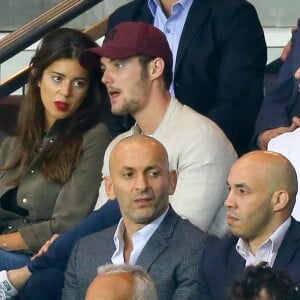 Louis Sarkozy, sa compagne Natali Husic et Pierre Sarkozy dans les tribunes lors du match de Ligue 1, Paris Saint-Germain (PSG) vs Toulouse FC (TFC) au Parc des Princes à Paris, France, le 20 août 2017. Le PSG a gagné 6-2.