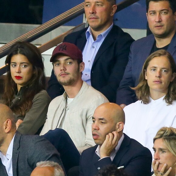 Louis Sarkozy, sa compagne Natali Husic et Pierre Sarkozy dans les tribunes lors du match de Ligue 1, Paris Saint-Germain (PSG) vs Toulouse FC (TFC) au Parc des Princes à Paris, France, le 20 août 2017. Le PSG a gagné 6-2.