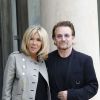 Brigitte Macron (Trogneux) raccompagne le chanteur Bono, co-fondateur de l'organisation ONE après son entretien avec le président de la République au palais de l'Elysée à Paris, le 24 juillet 2017. © Alain Guizard/Bestimage