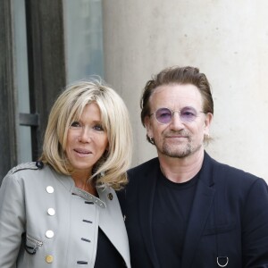 Brigitte Macron (Trogneux) raccompagne le chanteur Bono, co-fondateur de l'organisation ONE après son entretien avec le président de la République au palais de l'Elysée à Paris, le 24 juillet 2017. © Alain Guizard/Bestimage