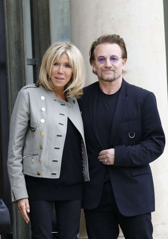 Brigitte Macron (Trogneux) raccompagne le chanteur Bono, co-fondateur de l'organisation ONE après son entretien avec le président de la République au palais de l'Elysée à Paris, le 24 juillet 2017. © Alain Guizard/Bestimage