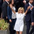 Brigitte Macron (Trogneux) et Mélania Trump descendent d'un bateau après une promenade sur la Seine à Paris, le 13 juillet 2014.