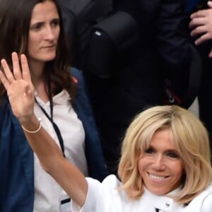 Brigitte Macron (Trogneux) et Mélania Trump descendent d'un bateau après une promenade sur la Seine à Paris, le 13 juillet 2014.