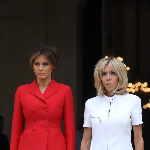 La première dame française Brigitte Macron (Trogneux) et la première dame des Etats-Unis Melania Trump lors de la cérémonie d'accueil du président des Etats-Unis à l'Hôtel National des Invalides à Paris le 13 juillet 2017. © Dominique Jacovides/Sébastien Valiela/Bestimage