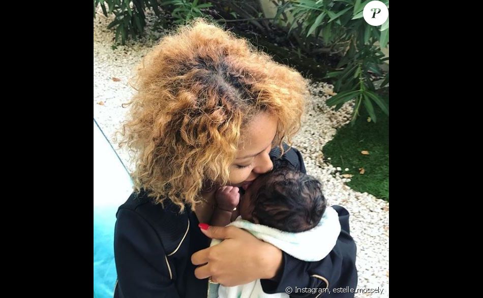 Estelle Mossely Le Jour De Son 25e Anniversaire Pose Avec Son Fils Ali Fruit De Son Amour Pour Tony Yoka Instagram Le 19 Aout 17 Purepeople