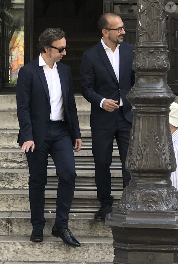 Stéphane Bern et Lionel - Bruno Julliard (premier adjoint à la Maire de Paris chargé de la Culture, du patrimoine, des métiers d'art, des relations avec les arrondissements et de la nuit) s'est marié avec Paul Le Goff à la mairie du 10e arrondissement de Paris, le 8 juillet 2017.